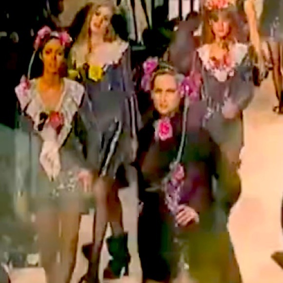 ‘94 F/W CHANEL Grey sequined skirt suit with lace collar. - Picture 14 of 15